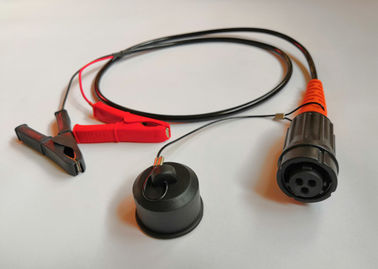 De kabel van de batterijmacht met schakelaar en overeenkomstige paneelschakelaar.