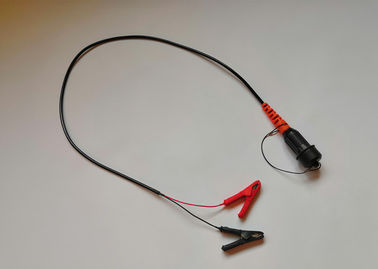 De kabel van de batterijmacht met schakelaar en overeenkomstige paneelschakelaar.